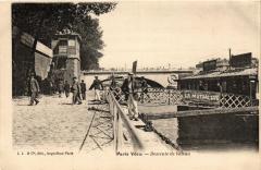 Paris Vécu. Descente de bateau