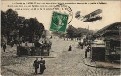 Carte postale ancienne Le Comte de Lambert sur son aéroplane Wilght passant au dessus de la porte d'Orléans
                                                                     à Paris 14e
                                