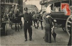 Paris Agent réglant la Circulation des Voitures