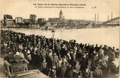 La Crue de la Seine (Janvier-Février 1910) - La Foule contemple les Inondations au Pont d'Austerlitz à Paris 13e