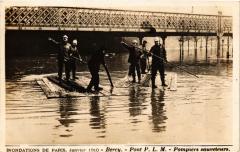 Carte postale ancienne Inondations de Paris, Janvier 1910 - Bercy - Pont Paris Lyon Marseille - Pompiers sauveteurs
                                                                     à Paris 12e
                                