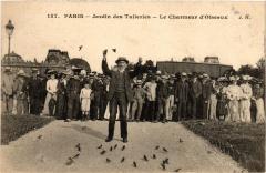 Paris métiers. Le Charmeur d'oiseaux au Jardin des Tuileries