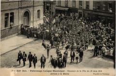 Carte postale ancienne Patronage Laïque Municipal - Souvenir de la Fête du 19 Juin 1910 - Arrivée à la Mairie
                                                                     à Paris 12e
                                