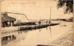 Carte postale ancienne Porte du passage du Canal de l'Ourcq
                                                                     à Paris 19e
                                