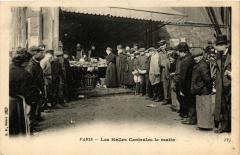 Carte postale ancienne Les Halles Centrales le matin
                                                                     à Paris 1er
                                