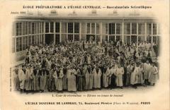 Carte postale ancienne L'Ecole Duvigneau de Lanneau - Boulevard Pereire - La Cour de Récréation - Elèves en tenue de travail
                                                                     à Paris 17e
                                