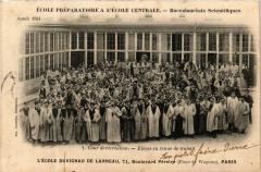 Carte postale ancienne L'Ecole Duvigneau de Lanneau - Boulevard Pereire - La Cour de Récréation - Elèves en tenue de travail
                                                                     à Paris 17e
                                