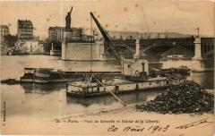 Pont de Grenelle et Statue de la Liberté à Paris 15e