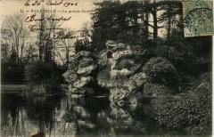 Carte postale ancienne Bagatelle - La grande Grotte
                                                                     à Paris 16e
                                