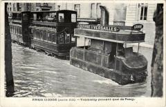 Carte postale ancienne Paris inondé (janvier 1910) - Tramway passant quai de Passy
                                                                     à Paris 16e
                                
