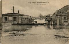 Carte postale ancienne Inondations 1910 - Porte de Billancourt (Quai d'Auteuil)
                                                                     à Paris 16e
                                