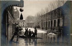 Carte postale ancienne La Grande Crue de la Seine - Les Sapeurs du 1er Génie bachotant les Habitants à Auteuil
                                                                     à Paris 16e
                                