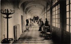 Carte postale ancienne Polyclinique Pasteur - Grande galerie du rez de chaussée
                                                                     à Paris 15e
                                