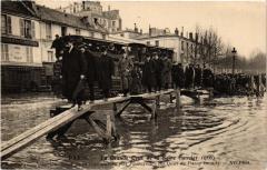 Carte postale ancienne La Grande Crue de la Seine - Passerelles établies au Quai de Passy pour permettre la circulation
                                                                     à Paris 16e
                                