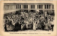 Carte postale ancienne L'Ecole Duvignau de Lanneau - Cour de récréation
                                                                     à Paris 17e
                                