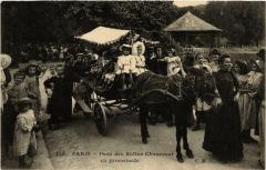 Carte postale ancienne Parc des Buttes-Chaumont - en promenade
                                                                     à Paris 19e
                                