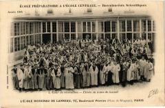 Carte postale ancienne L'Ecole Duvigneau de Lanneau - Boulevard Pereire - La Cour de Récréation - Elèves en tenue de travail
                                                                     à Paris 17e
                                