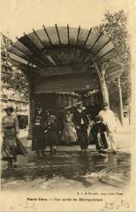 Paris Vecu. Une Sortie du Metropolitain