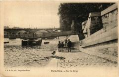 Paris Vecu. Sur la berge.
