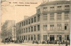 Carte postale ancienne Ecoles - Avenue Daumesnil, Boulevard Diderot
                                                                     à Paris 12e
                                