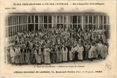 Carte postale ancienne L'Ecole Duvigneau de Lanneau - Boulevard Pereire - La Cour de Récréation - Elèves en tenue de travail
                                                                     à Paris 17e
                                