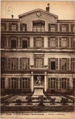 Carte postale ancienne Ecole Normale d'Institutrices - Entrée intérieure
                                                                     à Paris 17e
                                