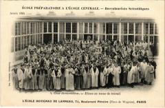 Carte postale ancienne L'Ecole Duvigneau de Lanneau - Boulevard Pereire - La Cour de Récréation - Elèves en tenue de travail
                                                                     à Paris 17e
                                