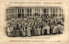 Carte postale ancienne L'Ecole Duvigneau de Lanneau - Boulevard Pereire - La Cour de Récréation - Elèves en tenue de travail
                                                                     à Paris 17e
                                