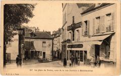 Carte postale ancienne La place du Tertre, coin de la rue Norvins à Montmartre
                                                                     à Paris 18e
                                