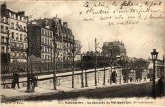 Carte postale ancienne La descente du Métropolitain (Boulevard Rochechouart)
                                                                     à Paris 9e
                                