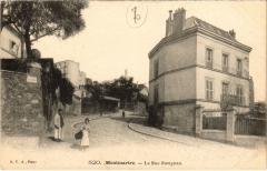 Carte postale ancienne Montmartre - La Rue Ravignan
                                                                     à Paris 18e
                                