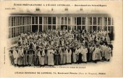 Carte postale ancienne L'Ecole Duvigneau de Lanneau - Boulevard Pereire - La Cour de Récréation - Elèves en tenue de travail
                                                                     à Paris 17e
                                
