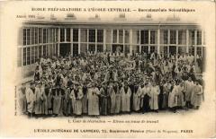 Carte postale ancienne L'Ecole Duvigneau de Lanneau - Boulevard Pereire - La Cour de Récréation - Elèves en tenue de travail
                                                                     à Paris 17e
                                