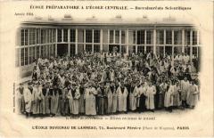 Carte postale ancienne L'Ecole Duvigneau de Lanneau - Boulevard Pereire - La Cour de Récréation - Elèves en tenue de travail
                                                                     à Paris 17e
                                