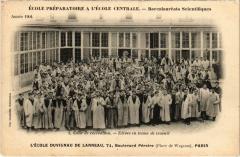 Carte postale ancienne L'Ecole Duvigneau de Lanneau - Boulevard Pereire - La Cour de Récréation - Elèves en tenue de travail
                                                                     à Paris 17e
                                