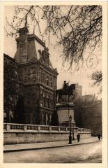 Paris (4e) - Hotel de Ville et Statue Etienne-Marcel à Paris 4e