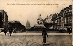 Carte postale ancienne Avenue de Breteuil vers les Invalides - Le Monument de Pasteur
                                                                     à Paris 15e
                                