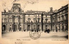Paris (1e) - Cour du Louvre à Paris 1er