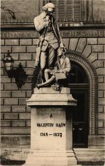 Paris 7e-Statue Valentin Hauy à Paris 7e