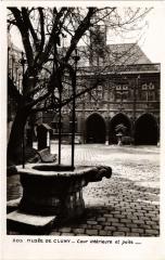 Paris 5e-Musée de Cluny-Cour intérieure et puits à Paris 5e