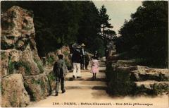 Carte postale ancienne Buttes-Chaumont - Une Allée pittoresque
                                                                     à Paris 19e
                                