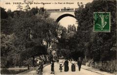 Carte postale ancienne Parc des Buttes-Chaumont - Le Pont de briques
                                                                     à Paris 19e
                                