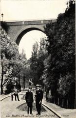 Buttes-Chaumont - Le pont de brique à Paris 19e
