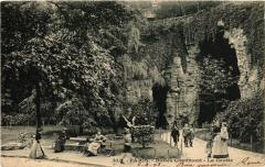 Buttes Chaumont - La Grotte à Paris 19e