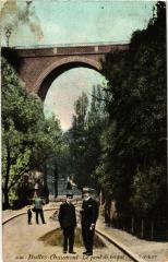 Carte postale ancienne Buttes-Chaumont - Le pont de brique
                                                                     à Paris 19e
                                
