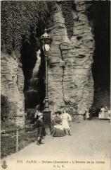 Carte postale ancienne Buttes-Chaumont - Entrée de la Grotte
                                                                     à Paris 19e
                                