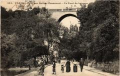 Parc des Buttes-Chaumont - Le Pont de briques à Paris 19e