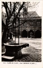 Paris 5e-Musée de Cluny-Cour intérieure et puits à Paris 5e