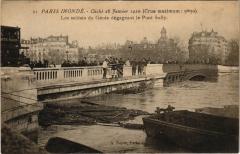 Paris 4e - Les soldats du Génie dégageant le Pont Sully à Paris 4e