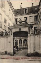 Paris 3e - Rinceaux, Urnes, amours et mascarons à Paris 3e